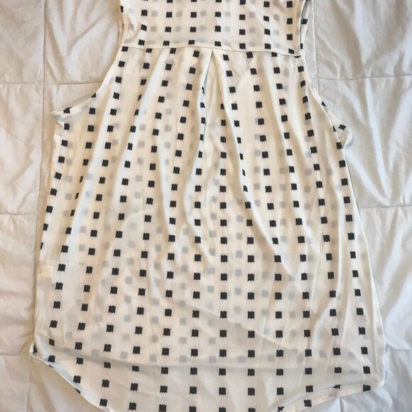 Lovely Banana Republic V-Neck Top in Size Small NWT - Picture 4 of 7